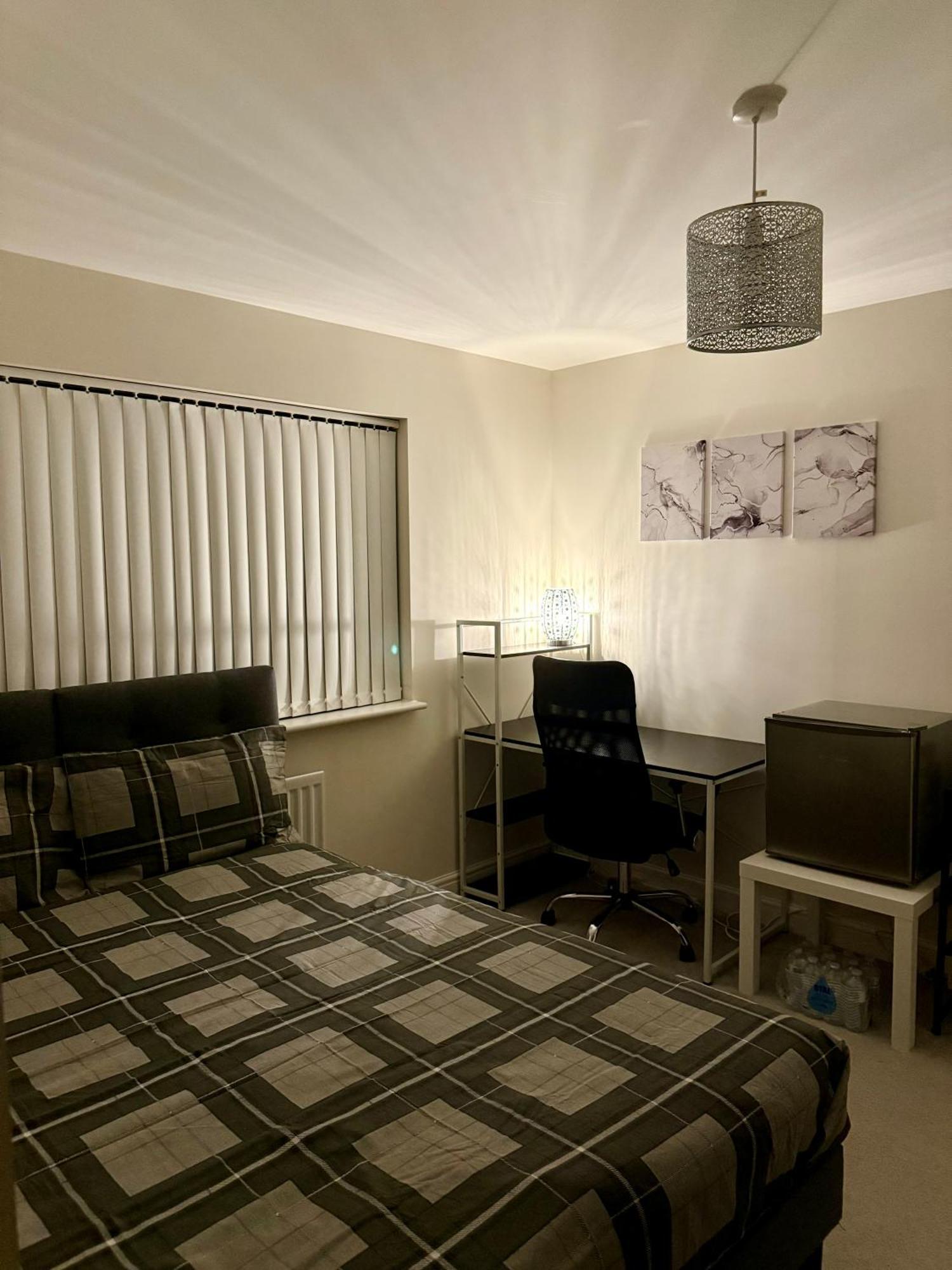 Large Double Room & Private Ensuite Bathroom, Badbury Park, Swindon, Near Great Western Hospital Eksteriør bilde